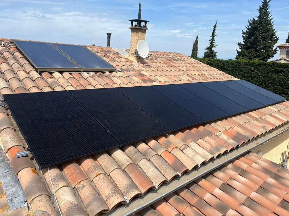 Installation photovolta&iuml;que en int&eacute;gration sur toiture en tuiles