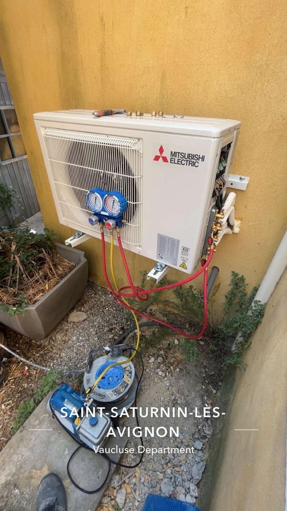 Technicien Synertech en intervention sur une climatisation