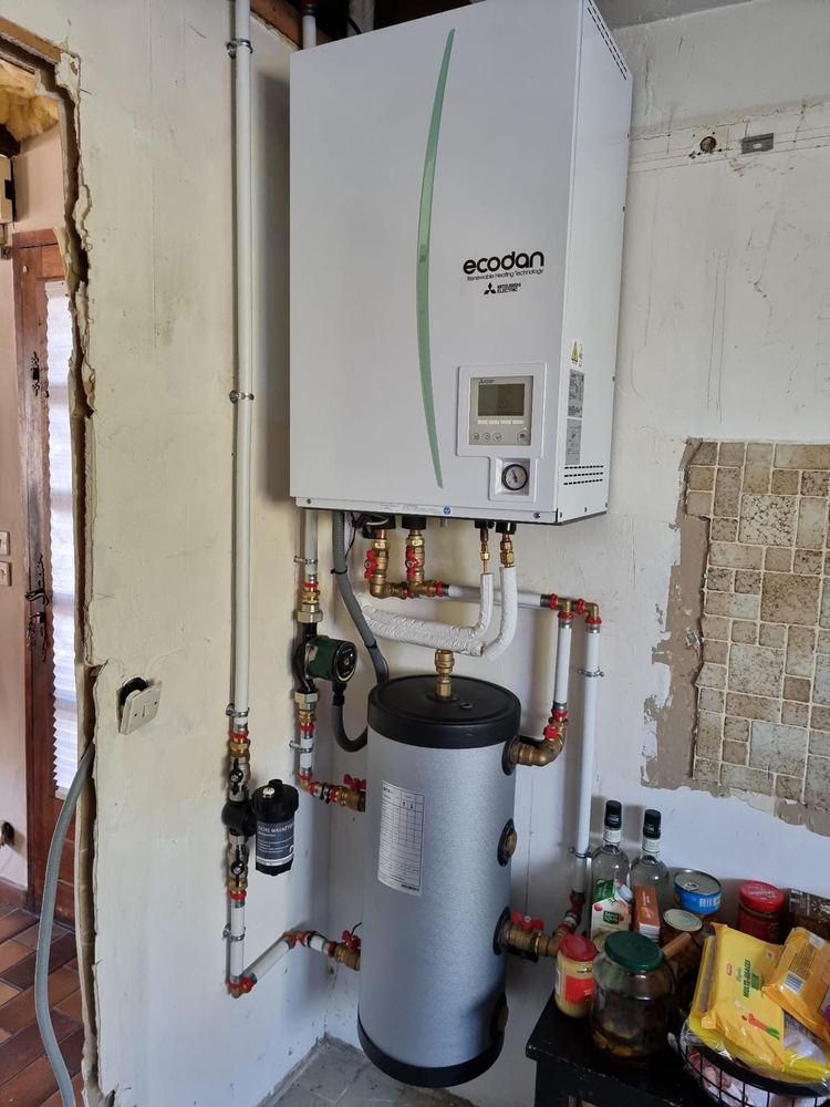 Pompe à chaleur air/eau et ballon d'eau chaude sanitaire raccordés