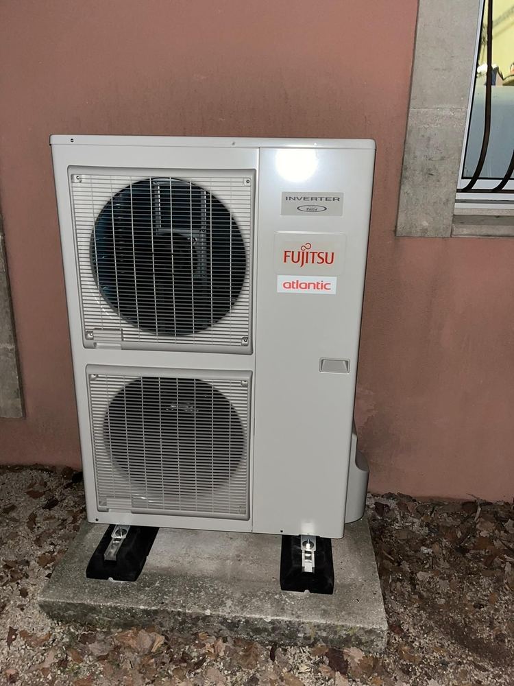 Unit&eacute; ext&eacute;rieure de pompe &agrave; chaleur air/eau install&eacute;e par Synertech