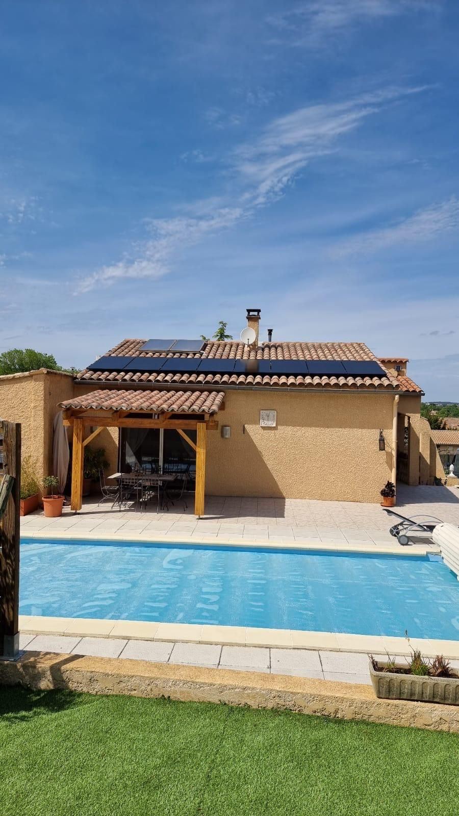 Maison &eacute;quip&eacute;e par Synertech en Vaucluse&nbsp;: panneaux solaires en toiture et pompe &agrave; chaleur