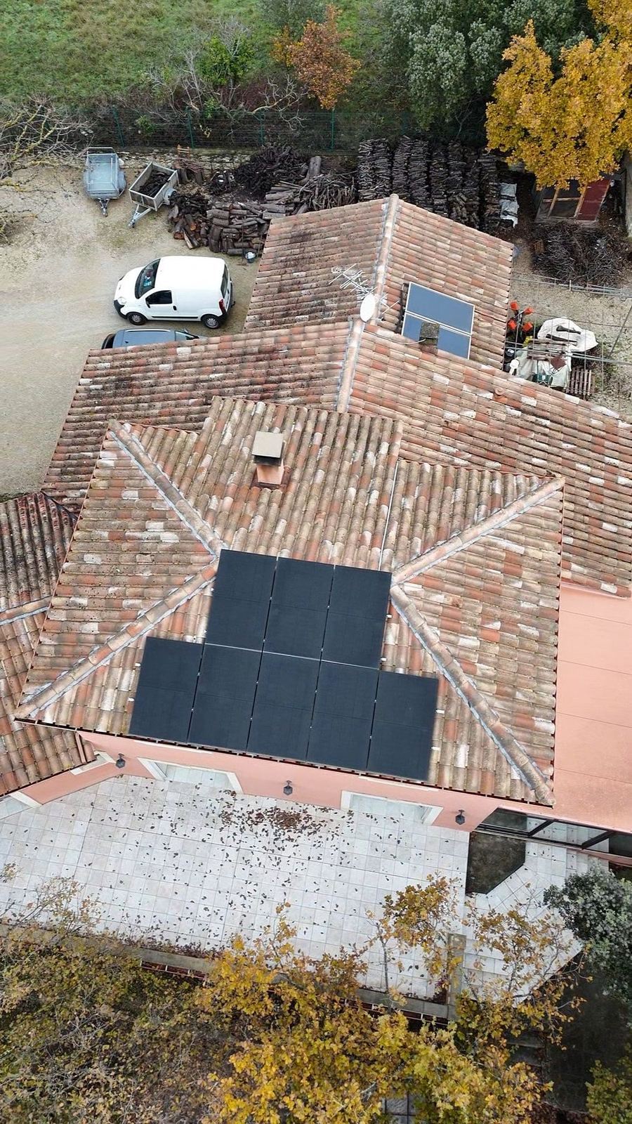 Vue aérienne d'une installation photovoltaïque réalisée par Synertech dans la Drôme provençale